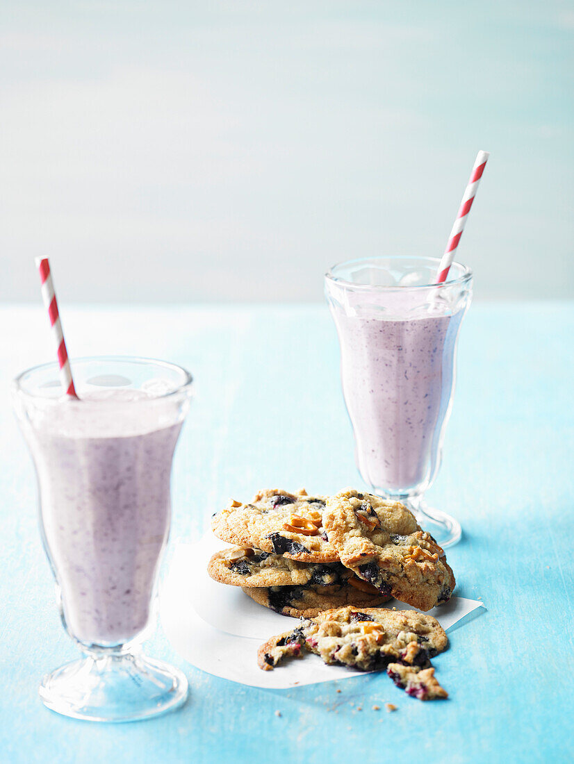 Blueberry milk shake and cookies