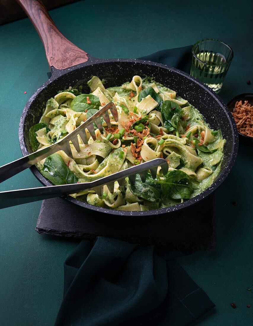 Ribbon noodles with spinach, creamy spinach sauce and fried onions (vegan)