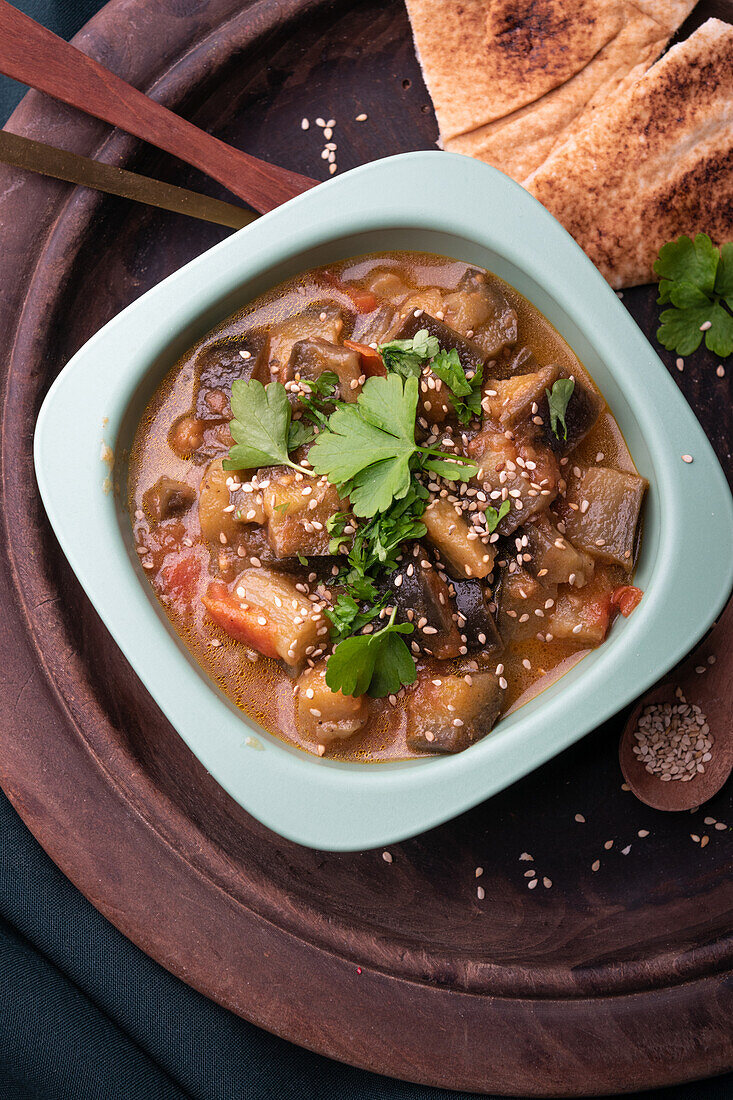 Vegan eggplant and tomato curry (Pakistan)