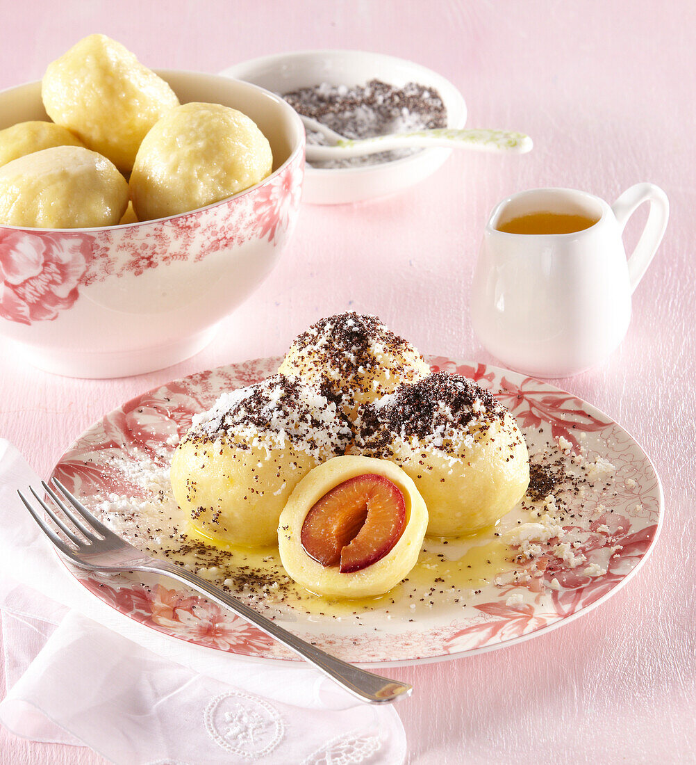 Kartoffelknödel mit Pflaumen, Mohn und Butter