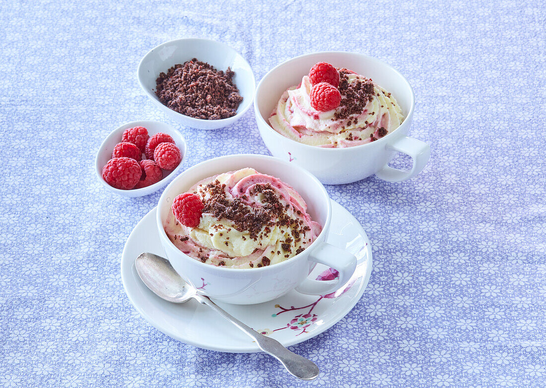 Sahnecreme mit weißer Schokolade und Himbeeren