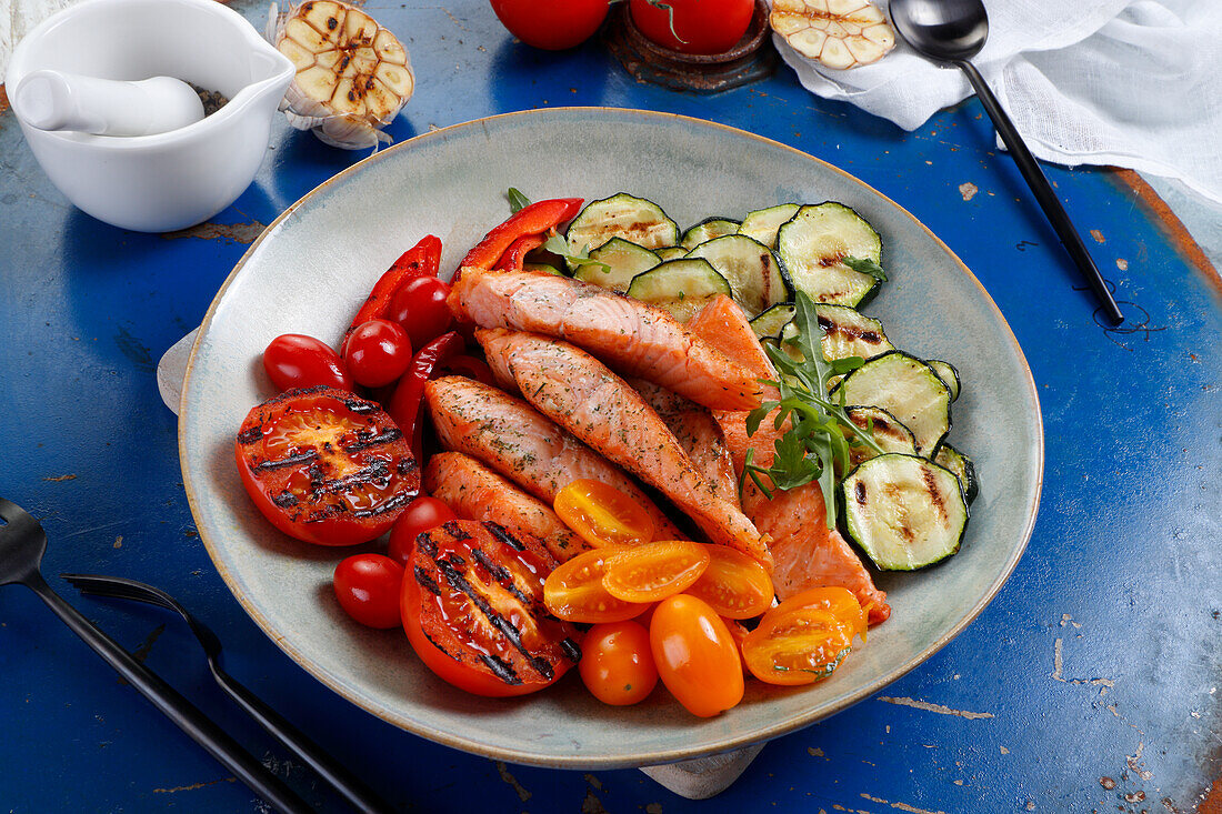 Baked pieces of salmon served with grilled vegetables