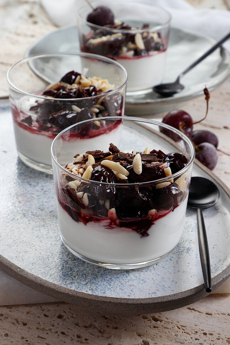 Dessert mit Frischkäse, Kirschmarmelade, Schokolade und Mandeln