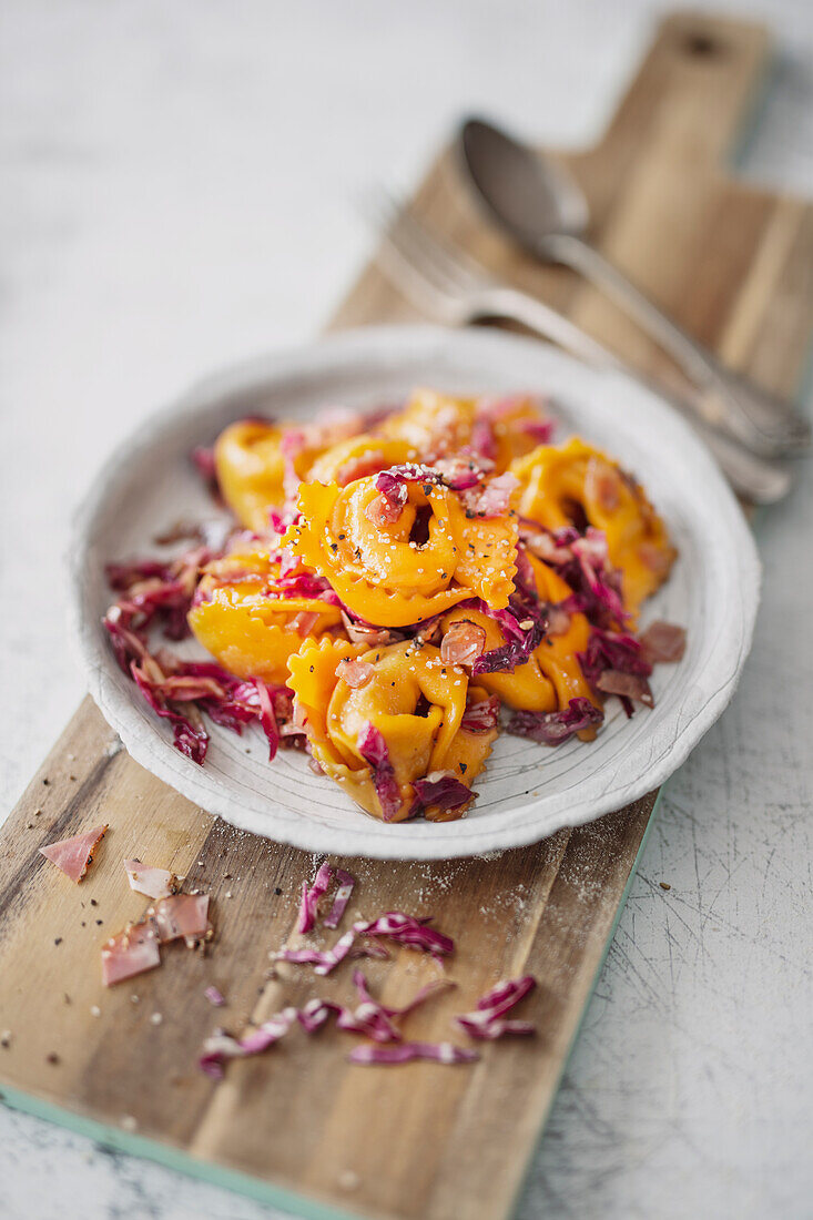 Agnolotti gefüllt mit Ziegenkäse, Pfefferbauch und Radicchio