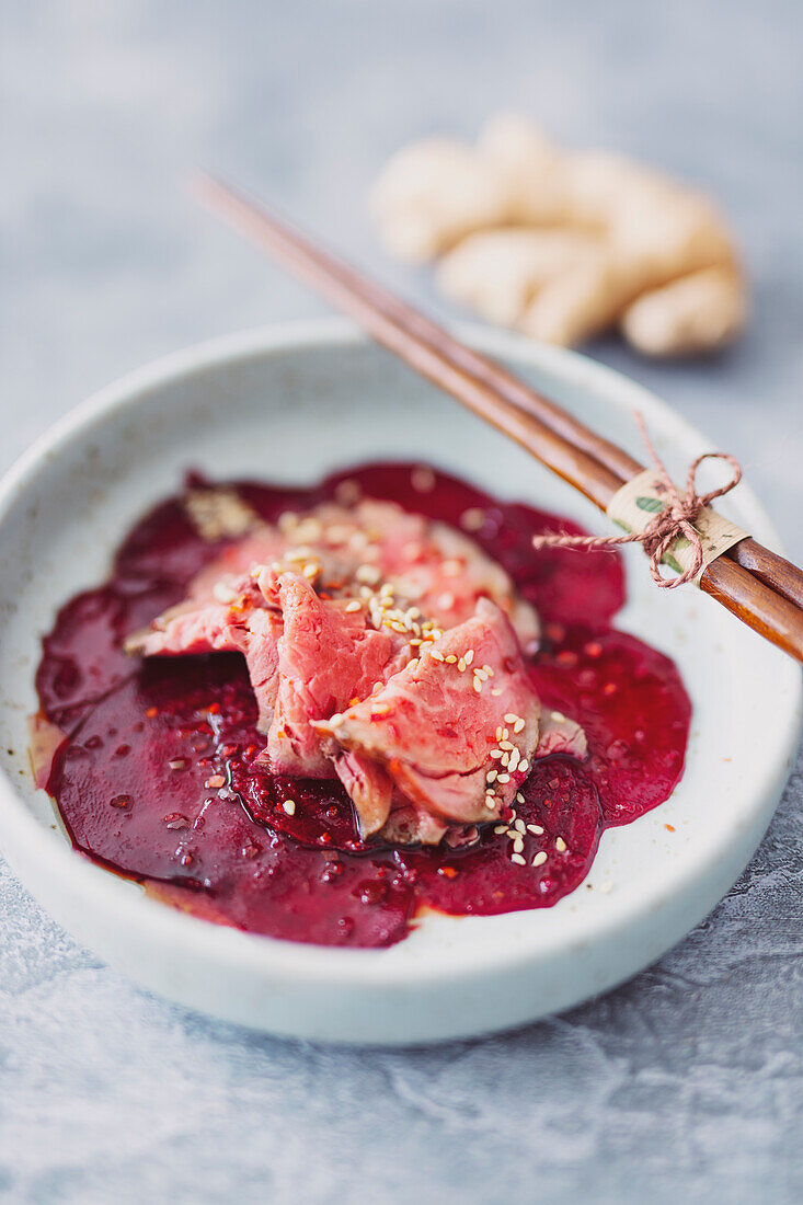 Rote-Bete-Carpaccio, mariniert mit Ingwer, Reisessig, Honig und Sesamöl mit Rinderfilet und Ponzu