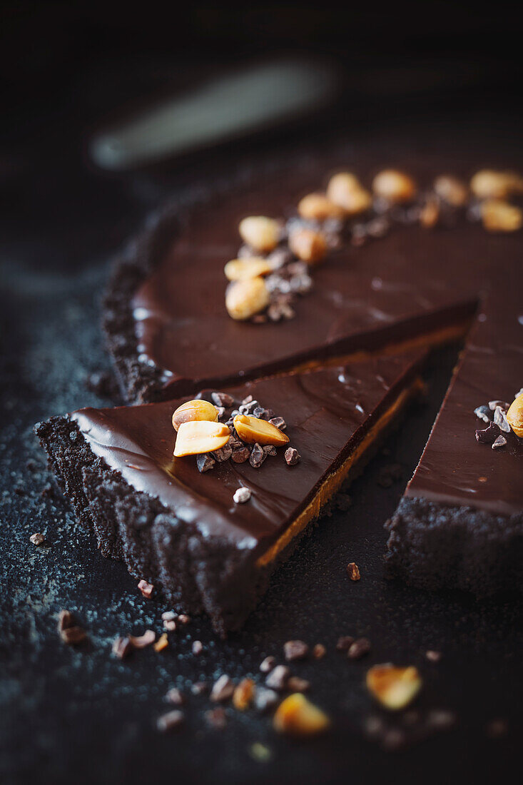 No Bake Tarte with dark chocolate and peanut butter cream