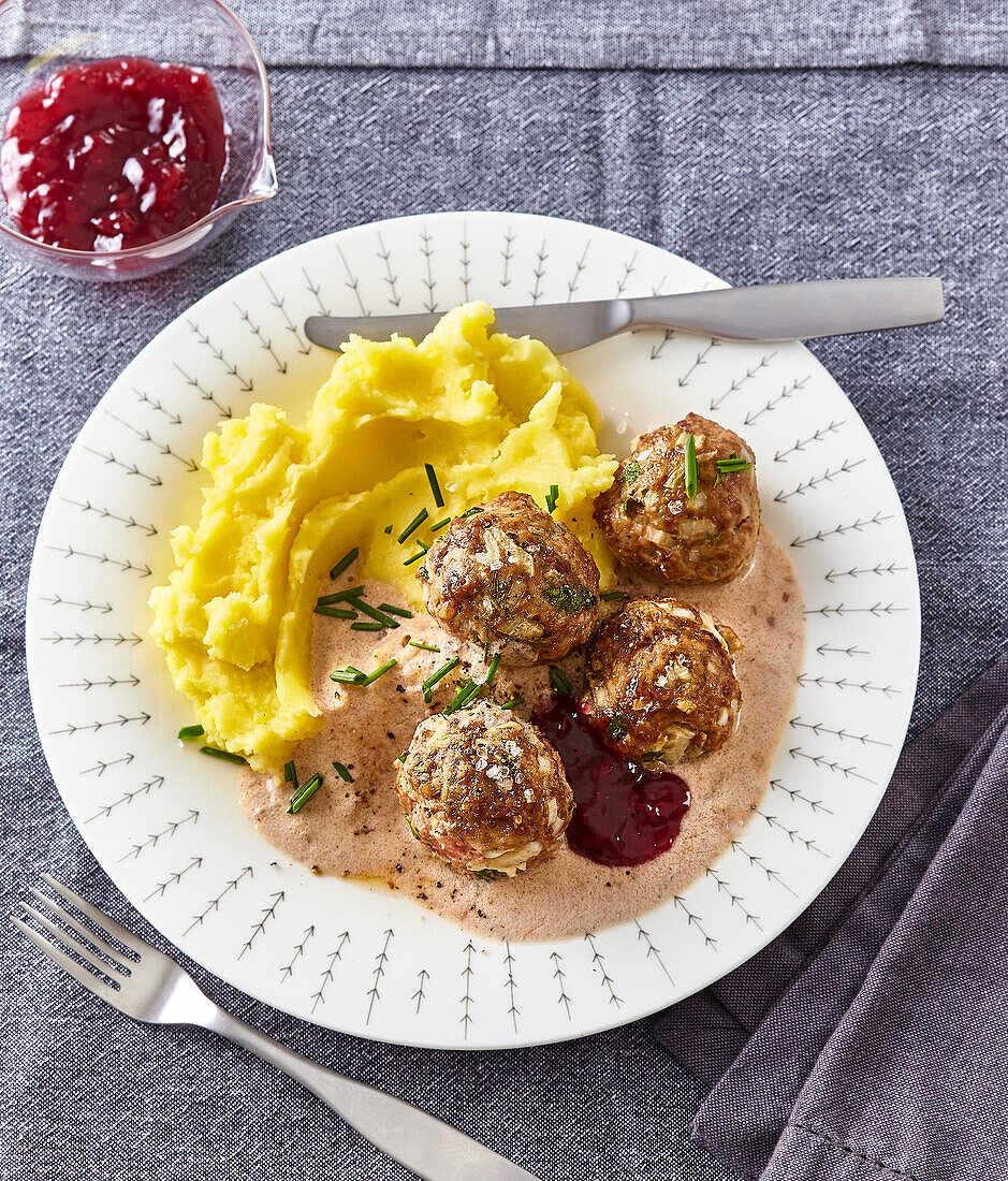 Kötbular (Schwedische Fleischbällchen) mit Sauce und Kartoffelstampf