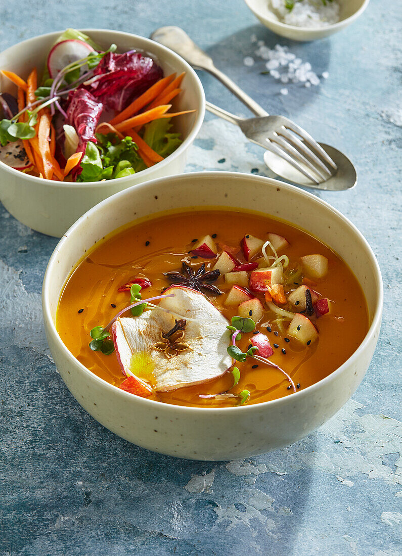 Kürbissuppe mit karamellisierten Äpfeln