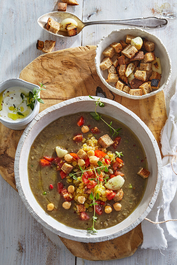Cremige Linsen-Kichererbsen-Suppe mit Croutons