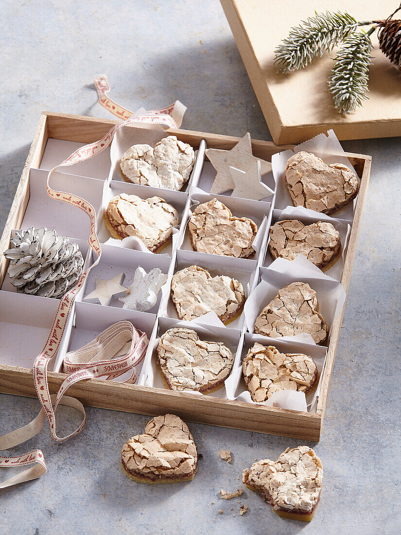 Crispy heart-shaped meringue biscuits in a gift box (Christmas)