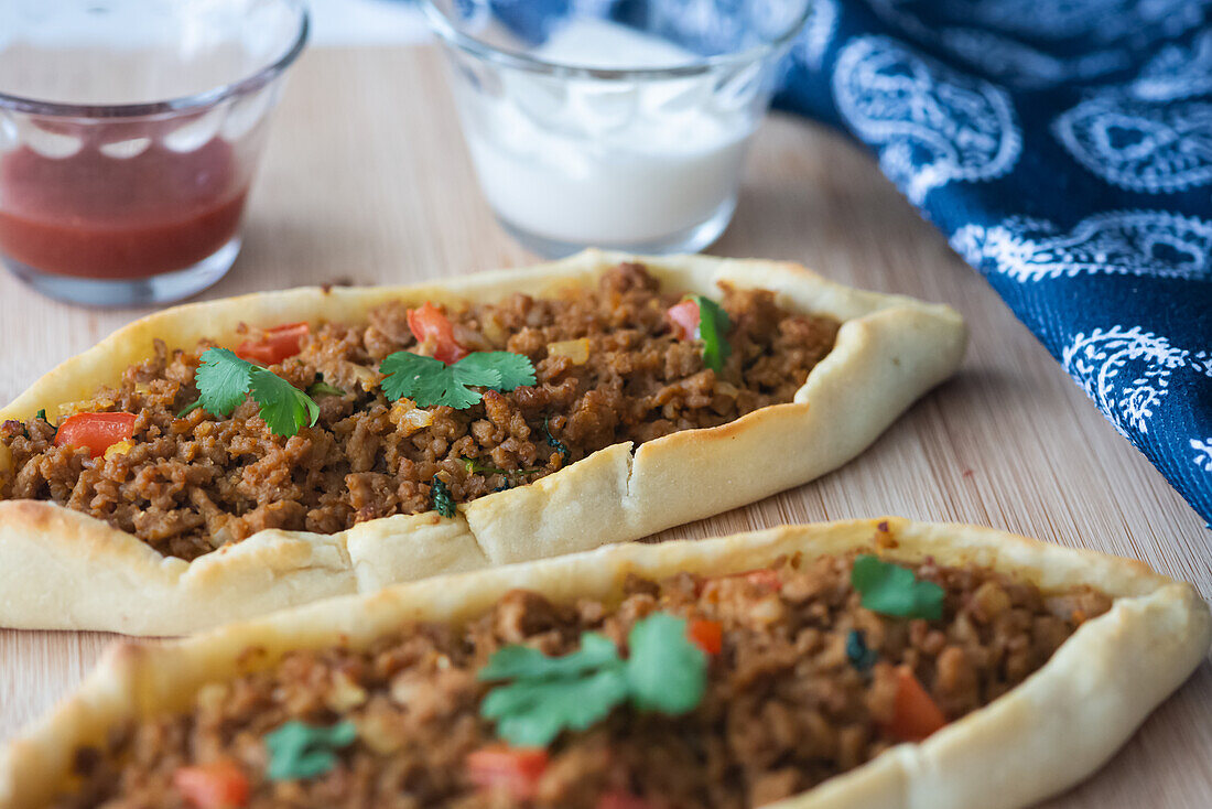 Türkische Pide mit Hähnchenhack