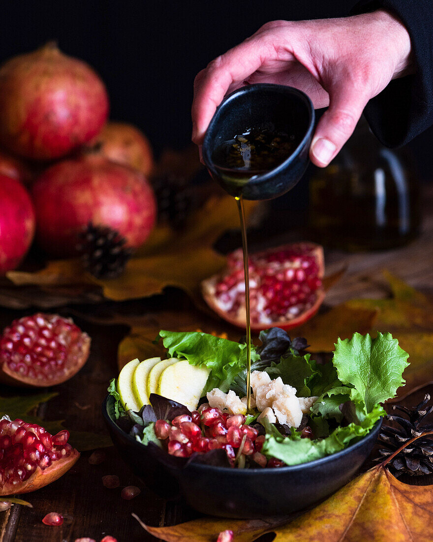 Vegetarischen Granatapfelsalat mit Olivenöl anrichten