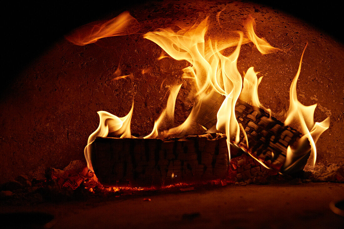 Flammen in einem Holzofen