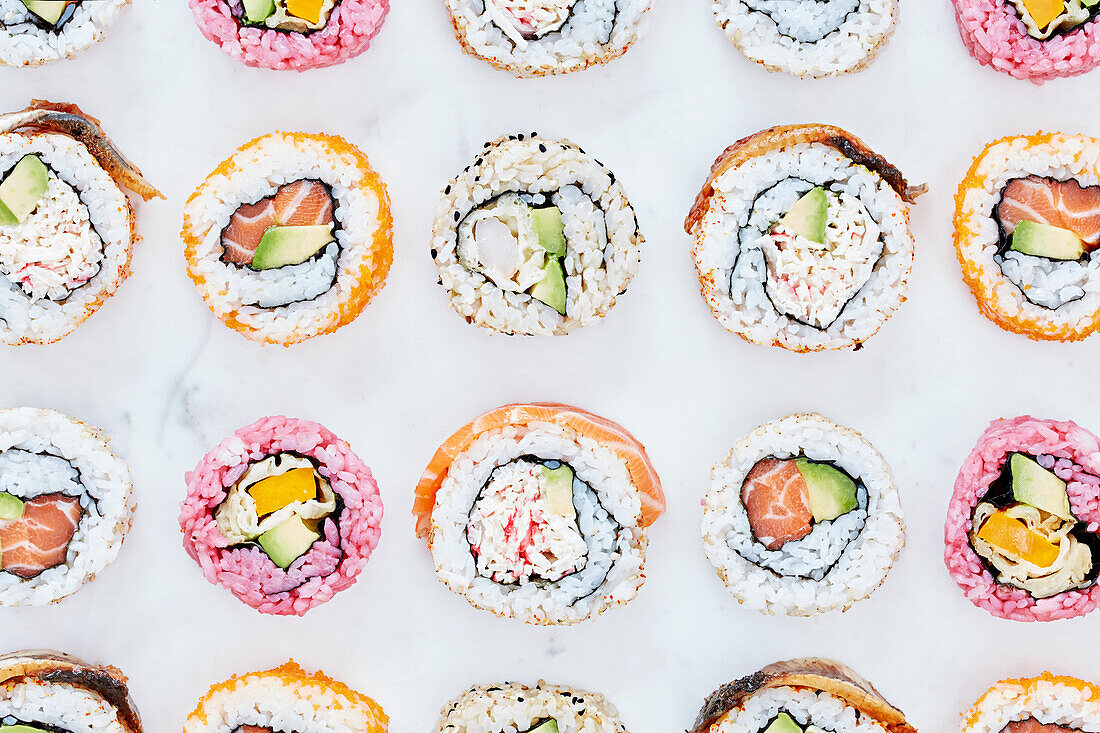 Bunte Sushi-Rollen (bildfüllend)