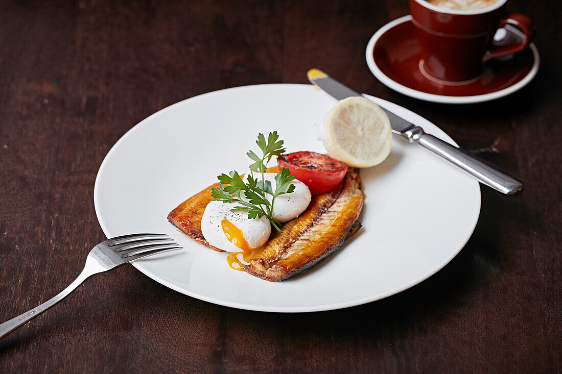 Geräucherter Bückling mit pochierten Eiern und Tomate