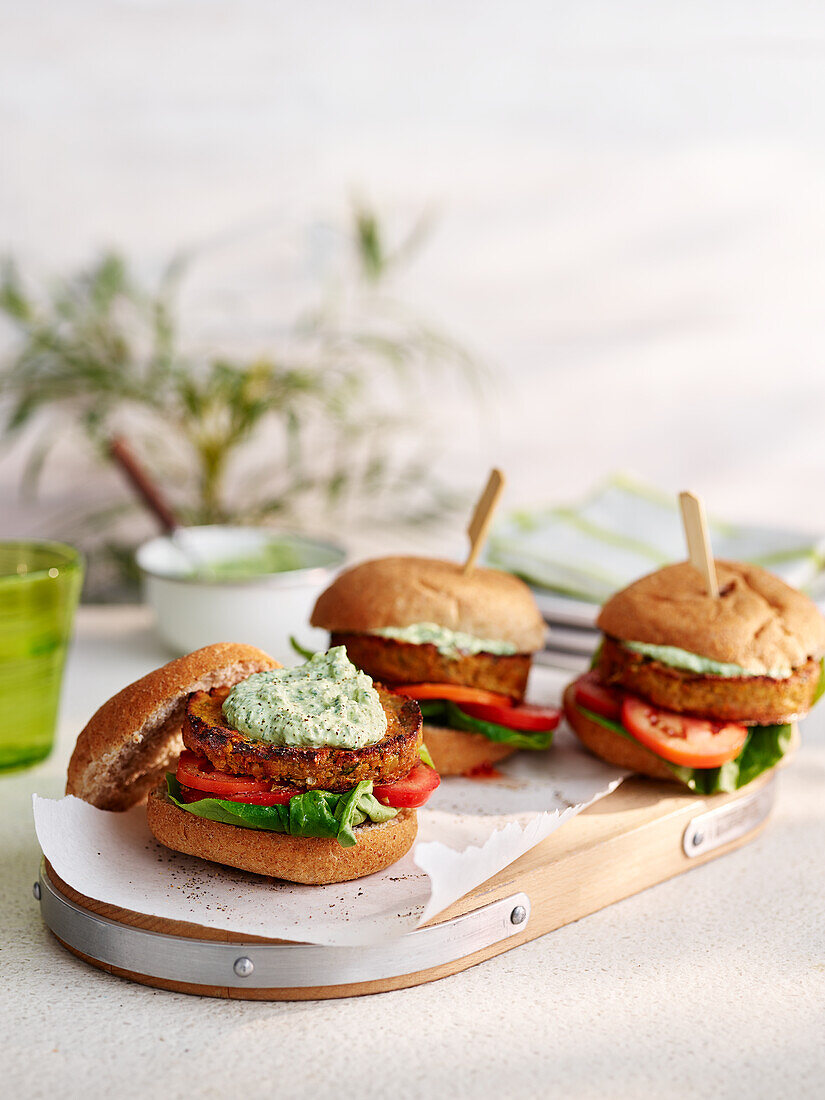 Falafel-Burger mit Minzdip