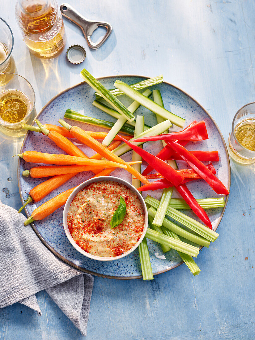 Creamy Mediterranean dip with fresh vegetables