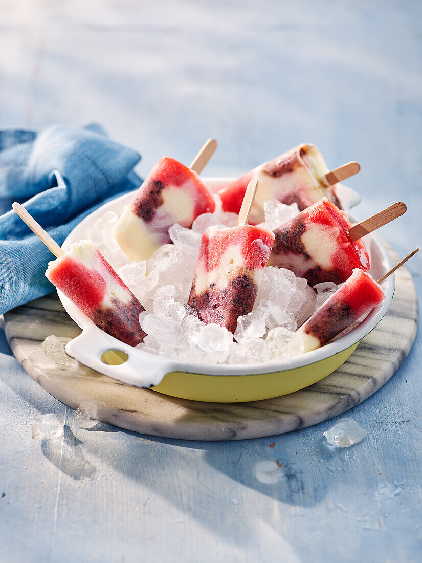 Beeren-Joghurt-Eis am Stiel – Bild kaufen – 13532449 Image Professionals