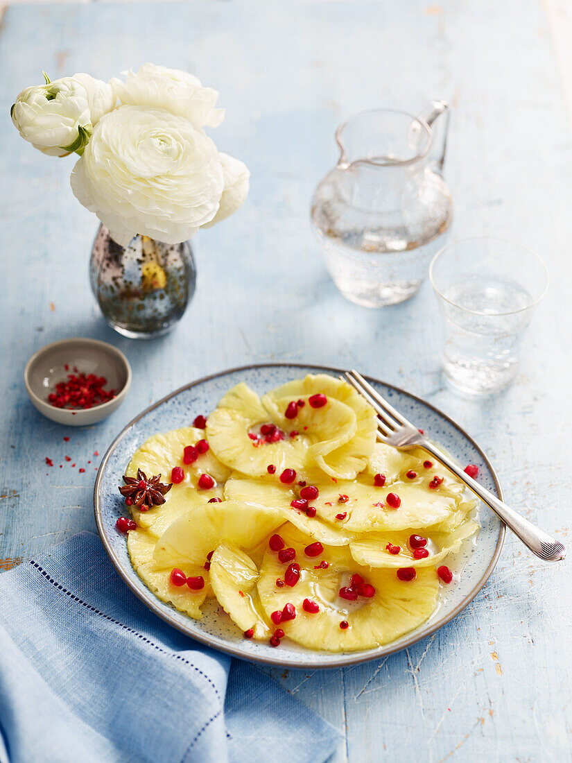 Ananas-Carpaccio mit Granatapfelkernen und rotem Pfeffer