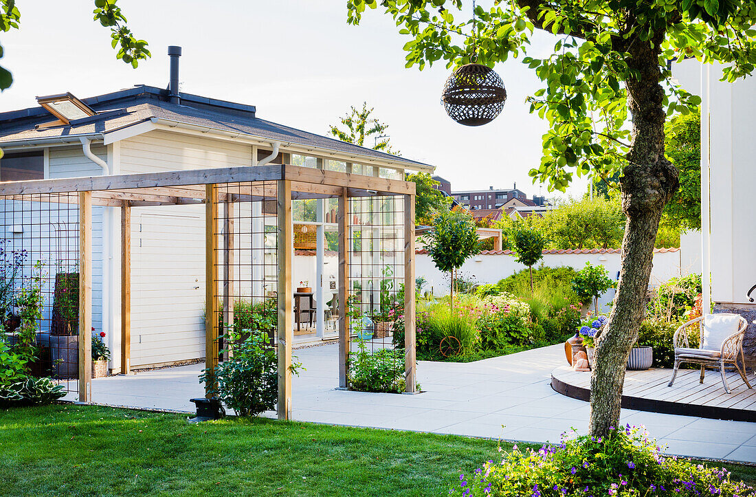 Terrasse mit Pergola aus Holz