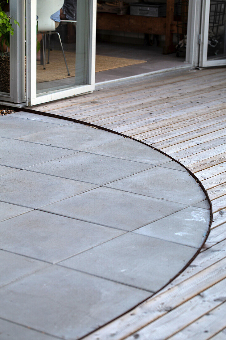 Terrassenbelag aus Betonplatten und Holzdielen