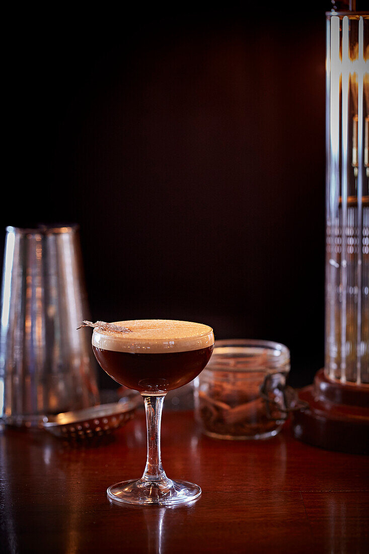 Espresso-Martini-Cocktail auf einer Bartheke