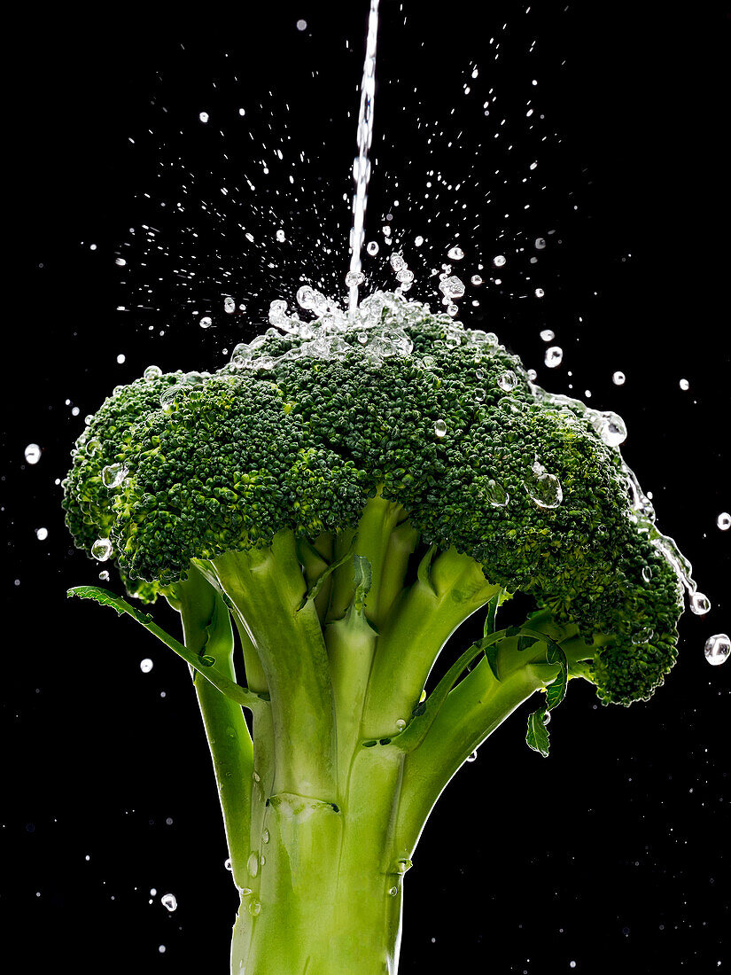 Brokkoli mit Wasserspritzern