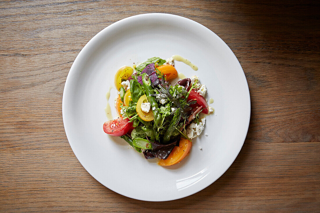 Bunter Salat aus Tomaten, Spargel und Weichkäse