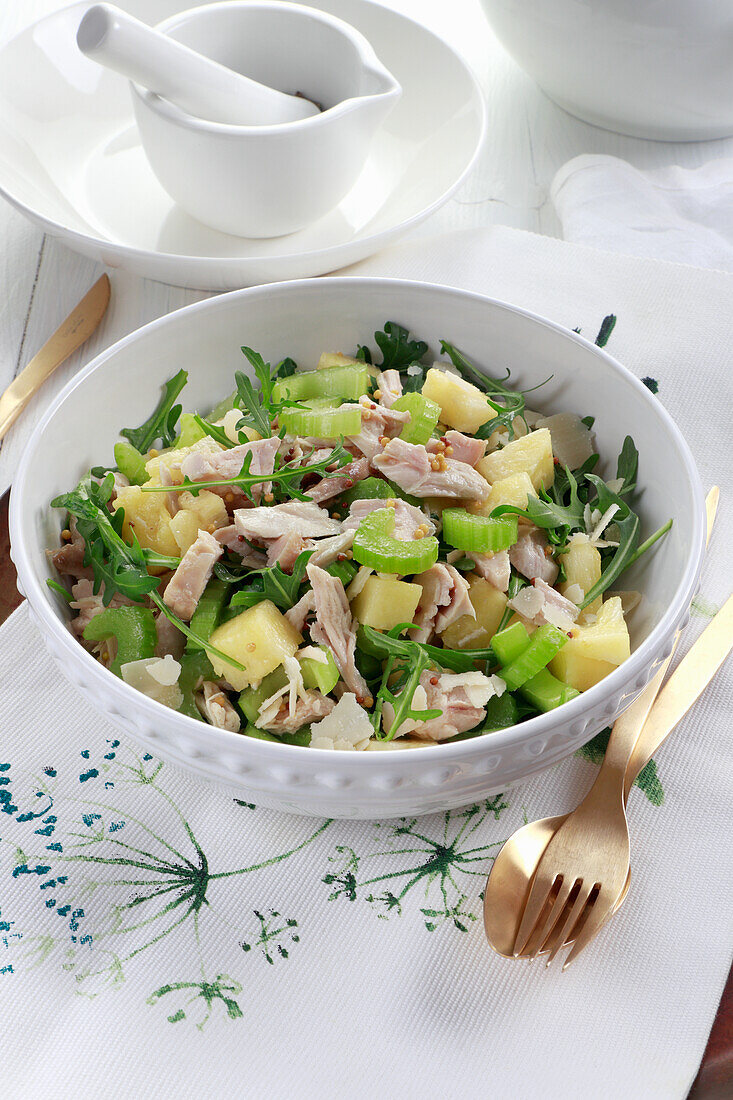 Salat mit Ananas, Rucola, Sellerie und Hähnchenfleisch