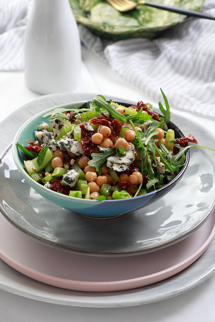 Salat mit Kichererbsen, Sellerie, Rucola und Blauschimmelkäse