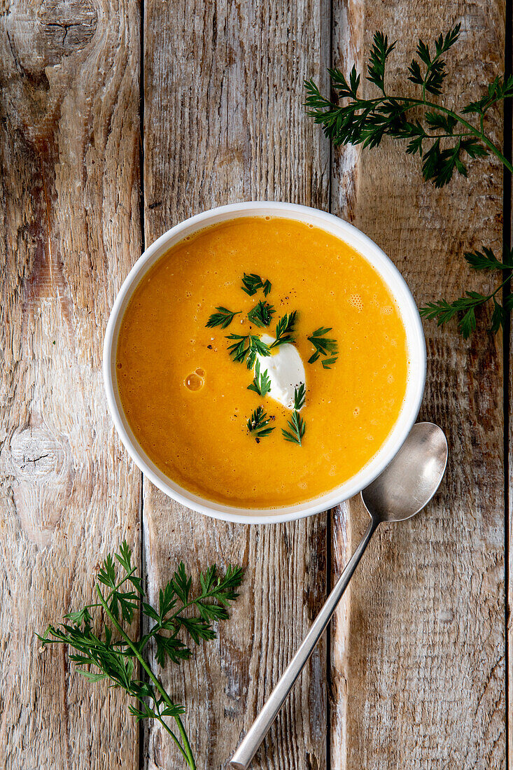 Carrot soup with oat flakes