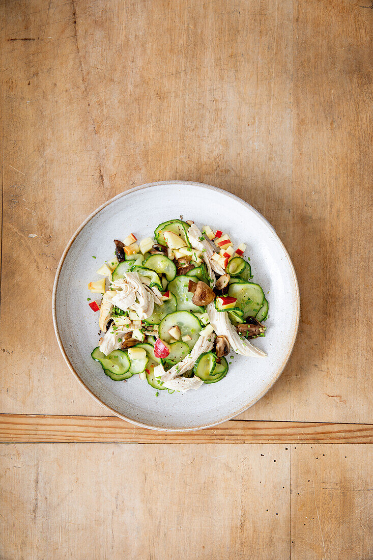 Lauwarmer Gurkensalat mit Hähnchen und Pilzen