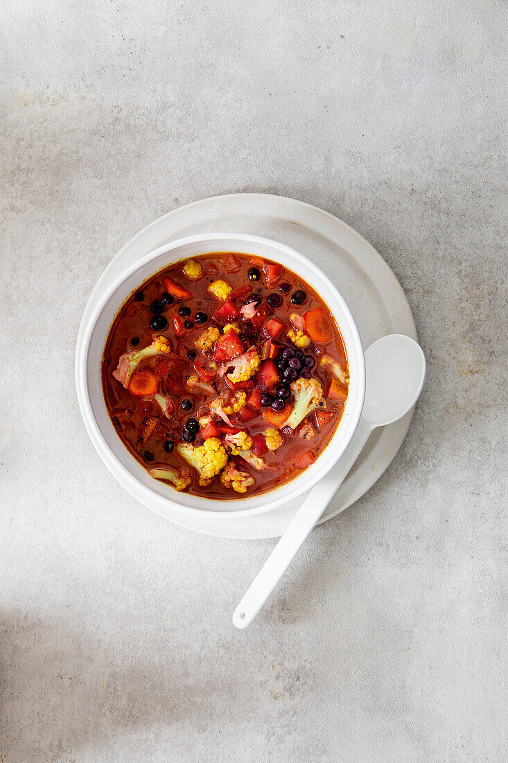 Holunderbeersuppe mit Möhren und Kurkuma