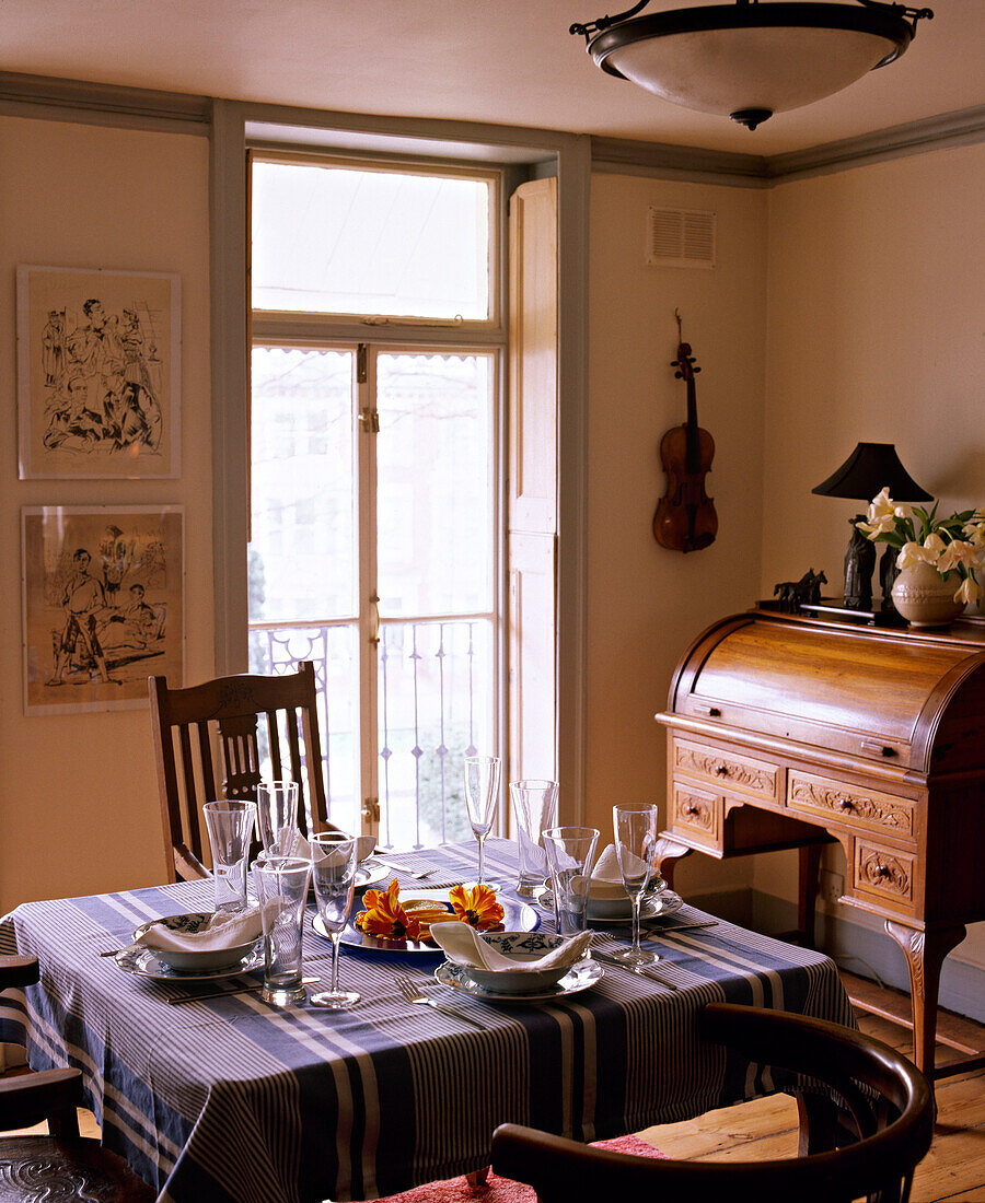 Gedeckter Tisch für das Abendessen in Esszimmer im Landhausstil