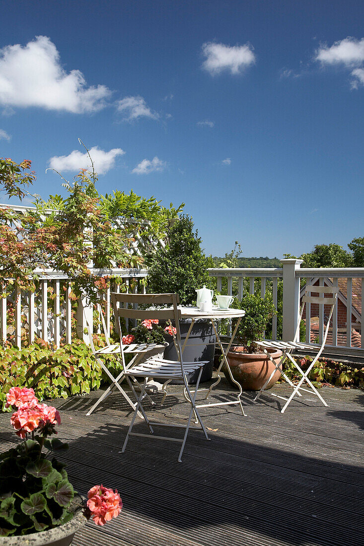 Klappstühle und Tisch auf Balkonzum Garten in Arundel, West Sussex