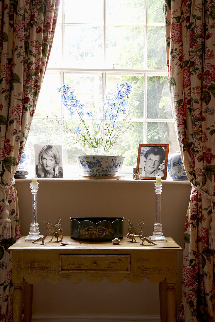 Schminktisch und geblümte Vorhänge an einem Fenster, Arundel, West Sussex