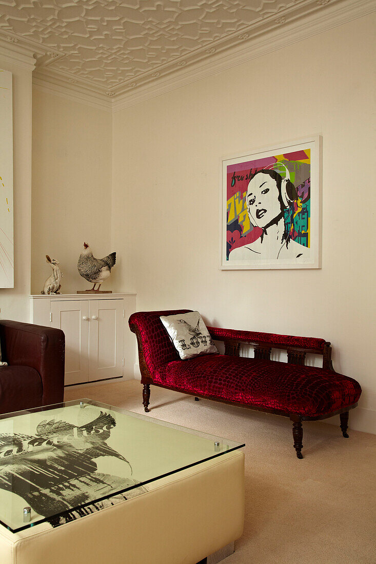 Chaiselongue und modernes Wandbild in einem Stadthaus in Brighton, Sussex, England, UK