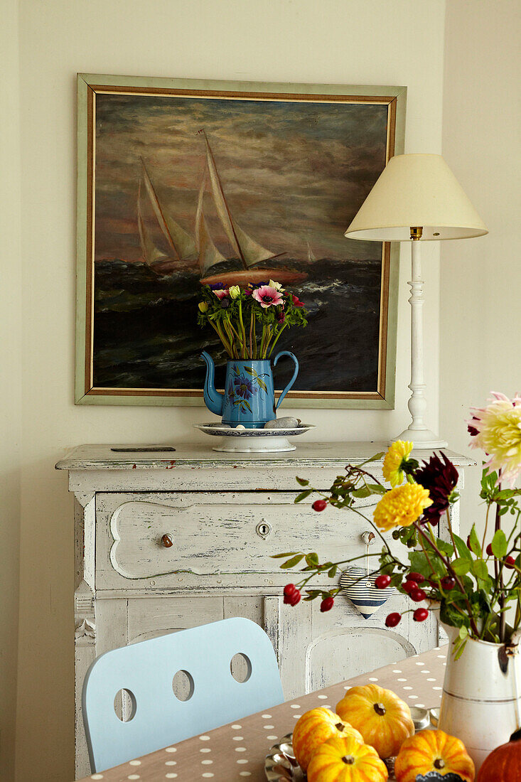 Schnittblumen und maritimes Gemälde in einem Strandhaus in Norfolk, UK