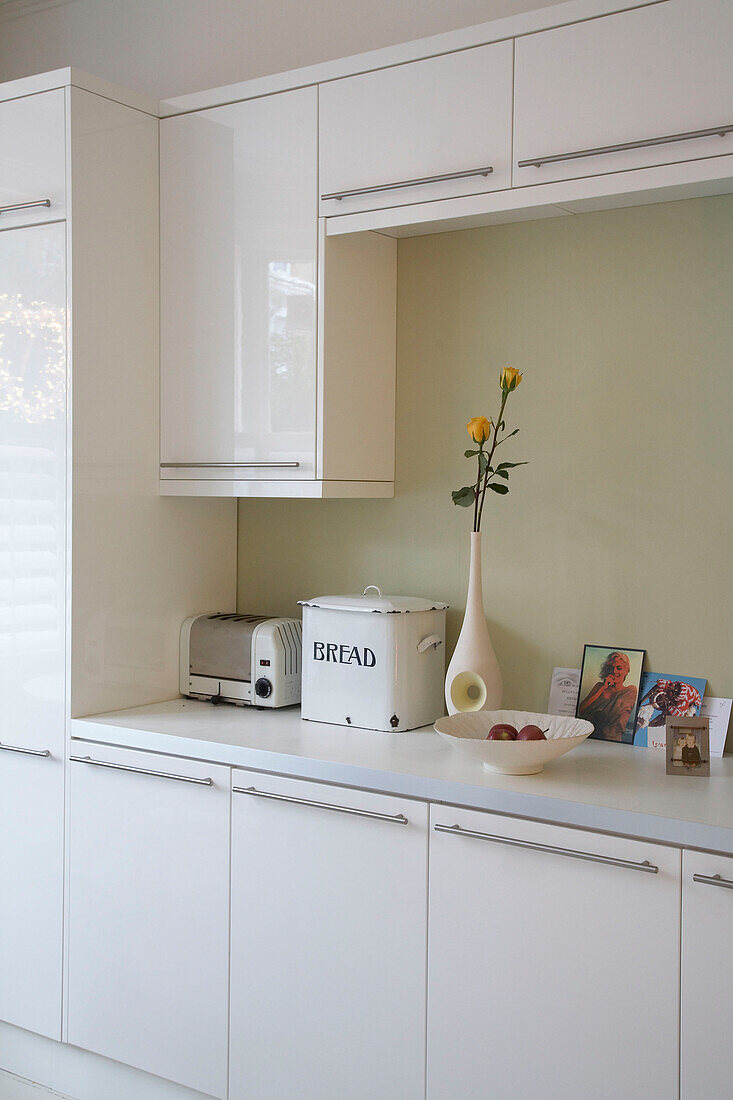 Eine moderne Küchenzeile mit einer Retro-Brotdose neben einem Toaster aus Edelstahl