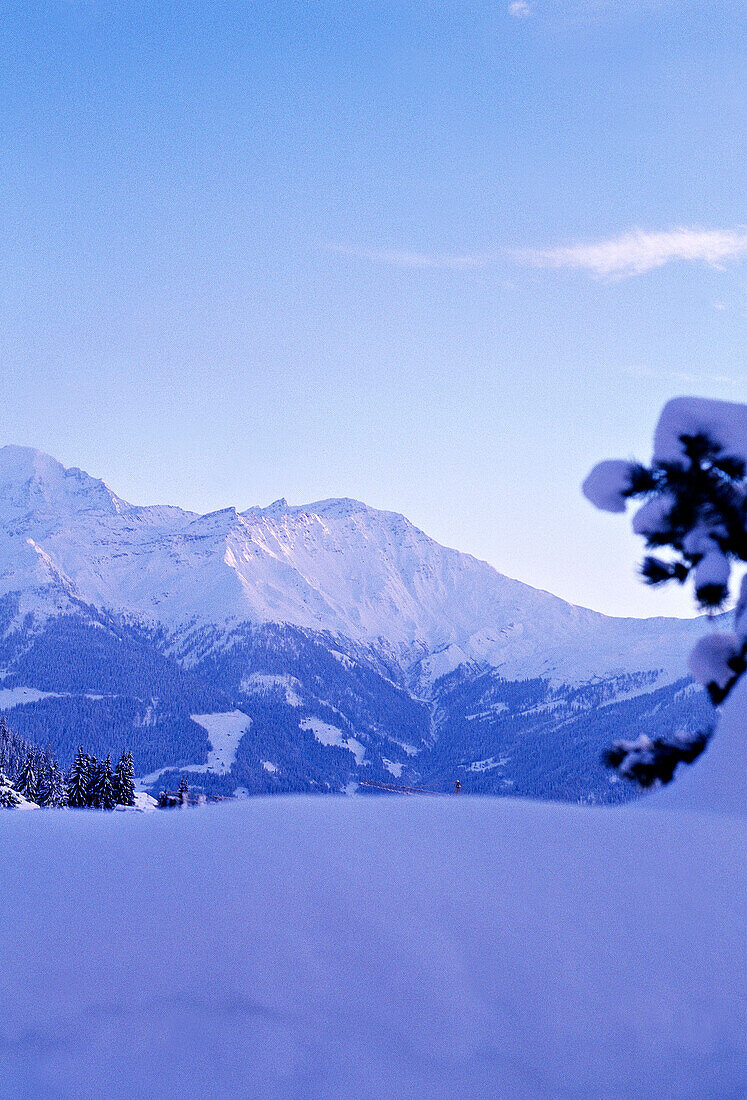 Schneebedeckte Landschaft in den Bergen