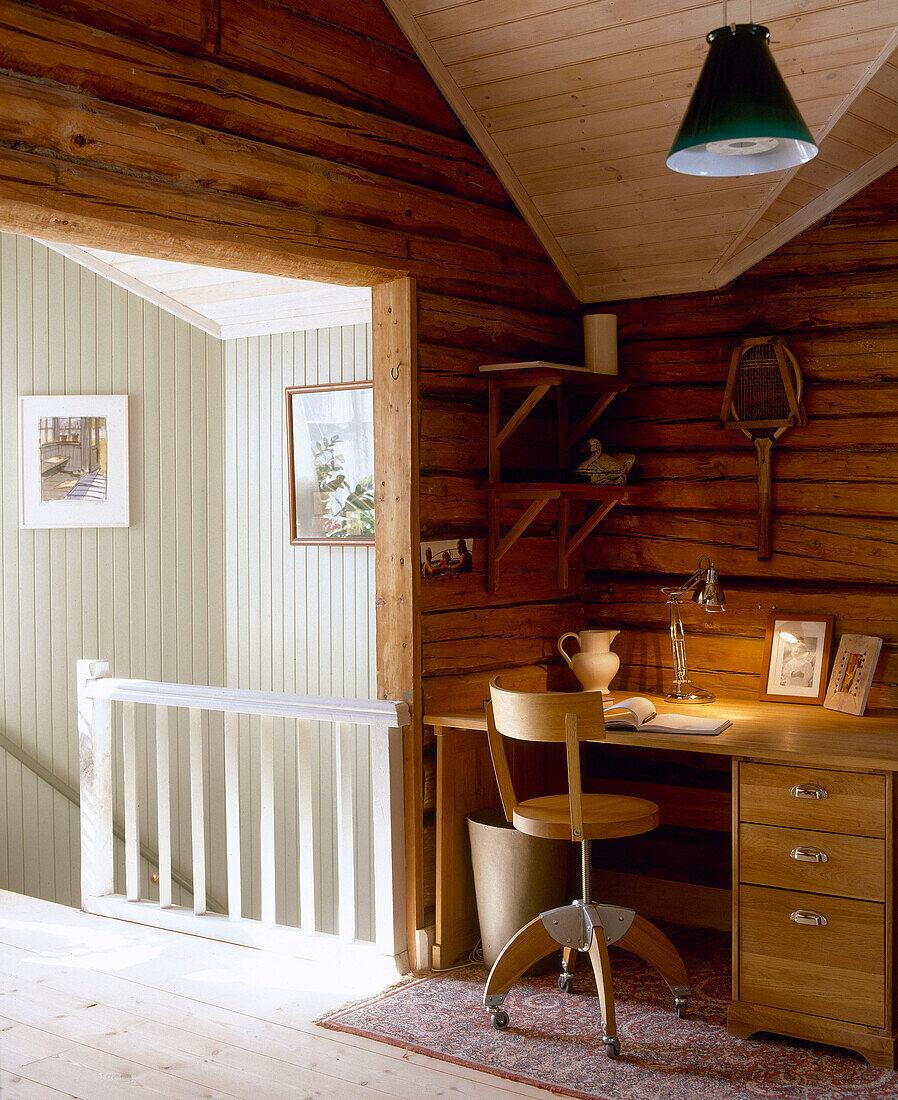 Home-Office-Bereich mit Schreibtisch und Stuhl in einem holzgetäfelten Raum