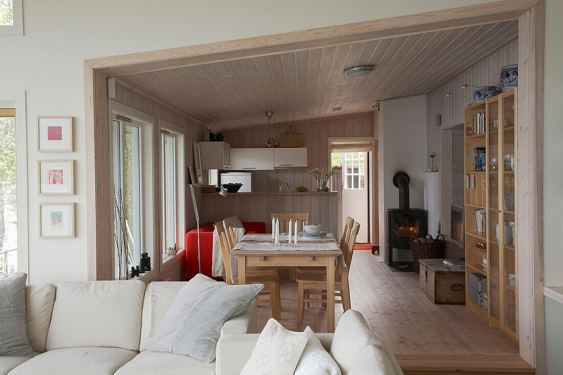 Holztisch und -stühle in einem offenen Esszimmer im Landhausstil