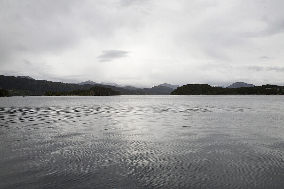 Blick auf einen See mit Bergen im Hintergrund