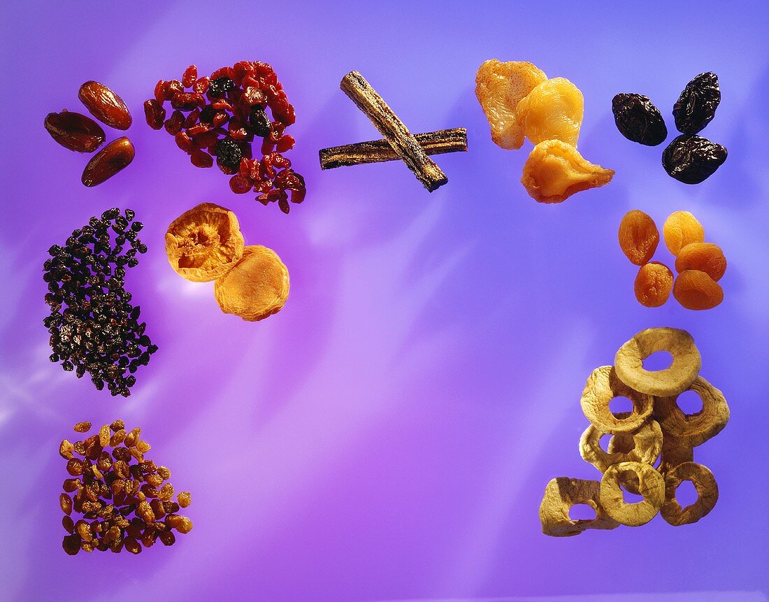 Verschiedene Trockenfrüchte auf violettem Untergrund