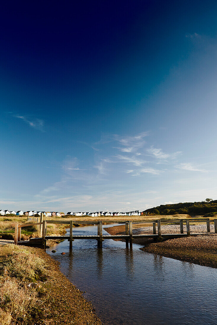 Fußgängerbrücke am Strand in Dorset, UK