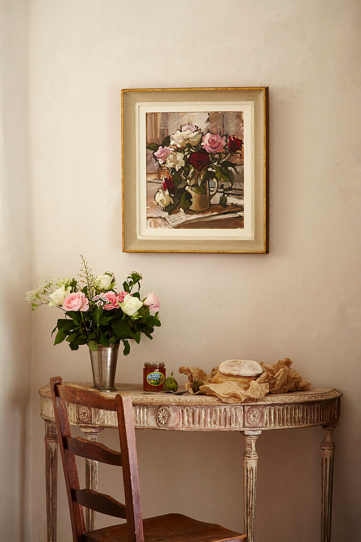 Stilleben von Alisdair E. und echte Blumen in einem Haus in Hampshire aus dem 17. Jahrhundert, UK