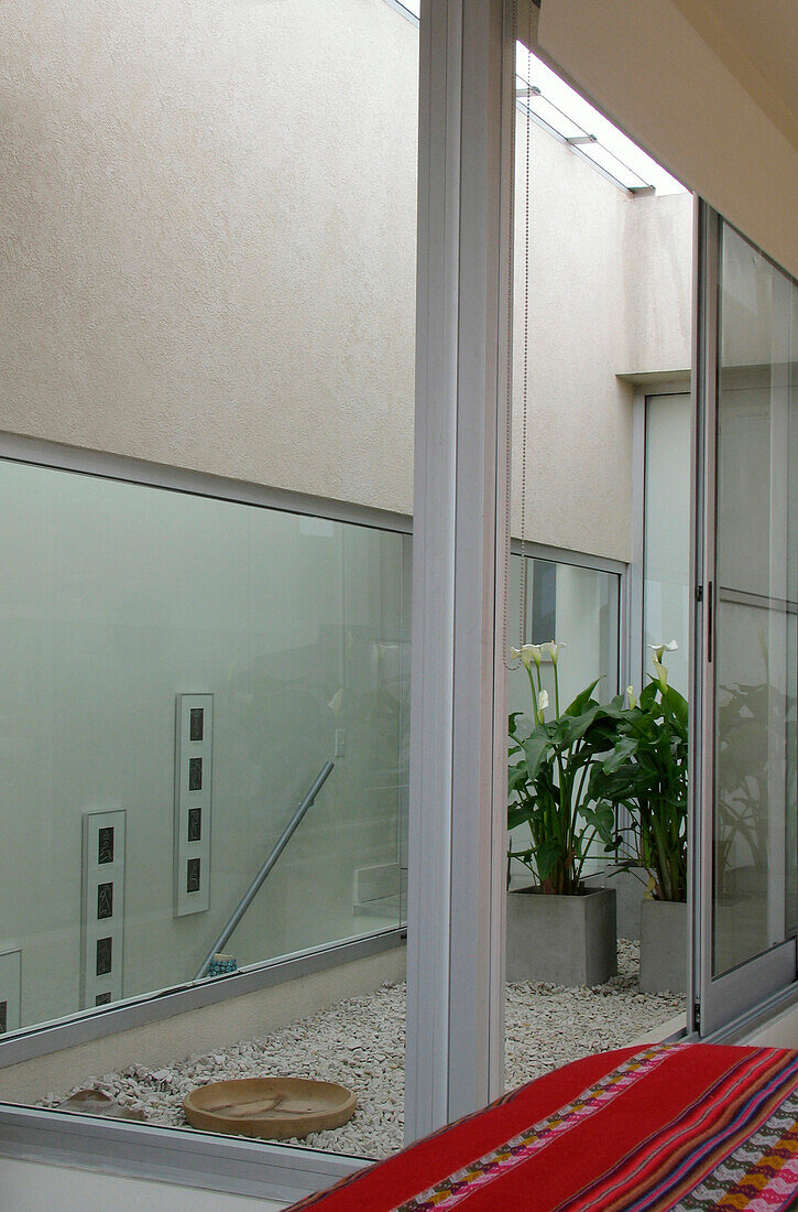 Sliding doors to gravelled courtyard patio