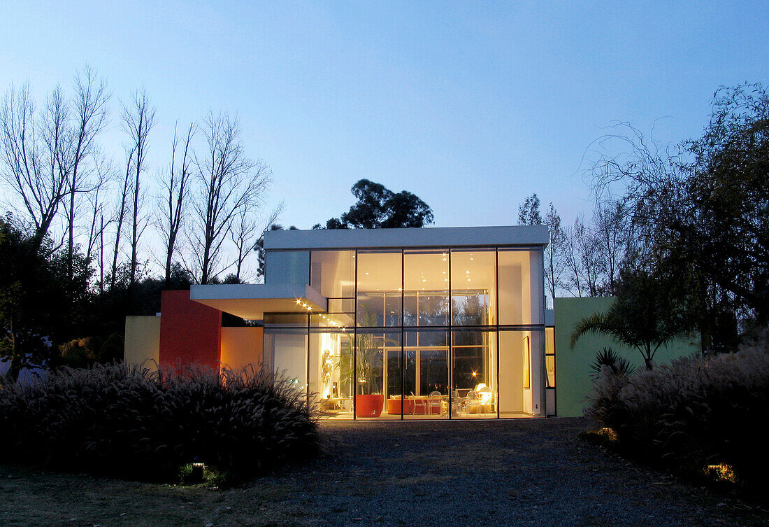 Fassade eines Glaskubus-Hauses mit Farbflächen im Brutalismus-Minimalismus-Stil