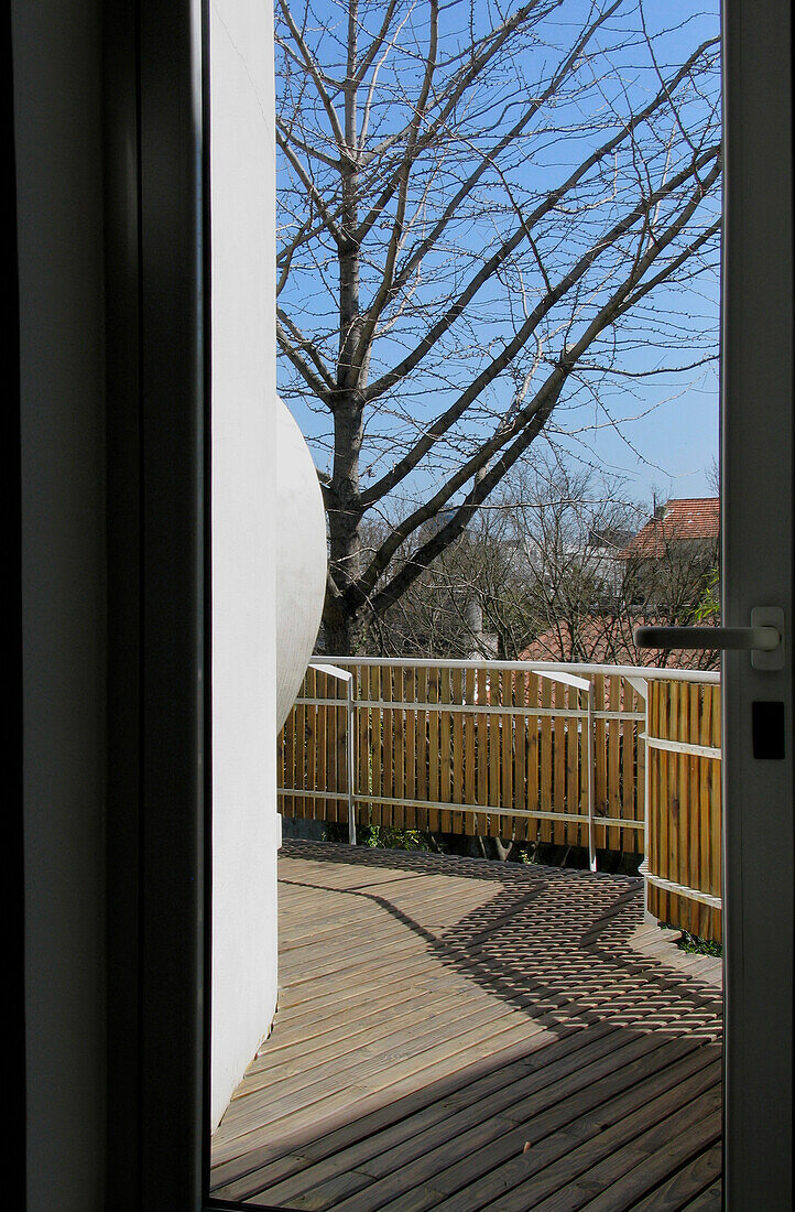 Blick durch die Tür zum überdachten Balkon
