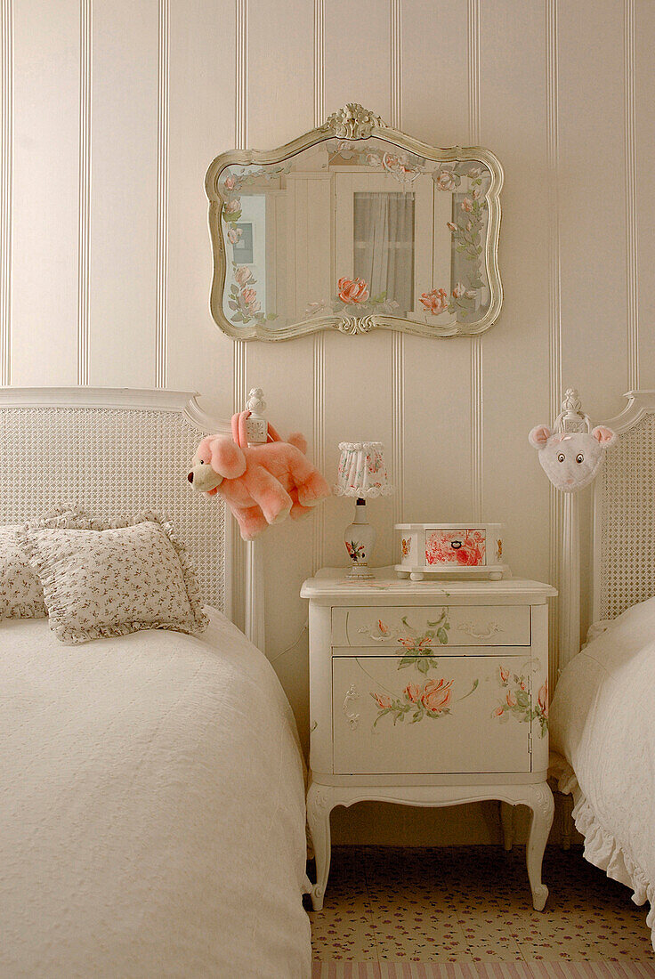 Spiegel über dem Nachttisch in einem Kinderzimmer mit zwei Betten